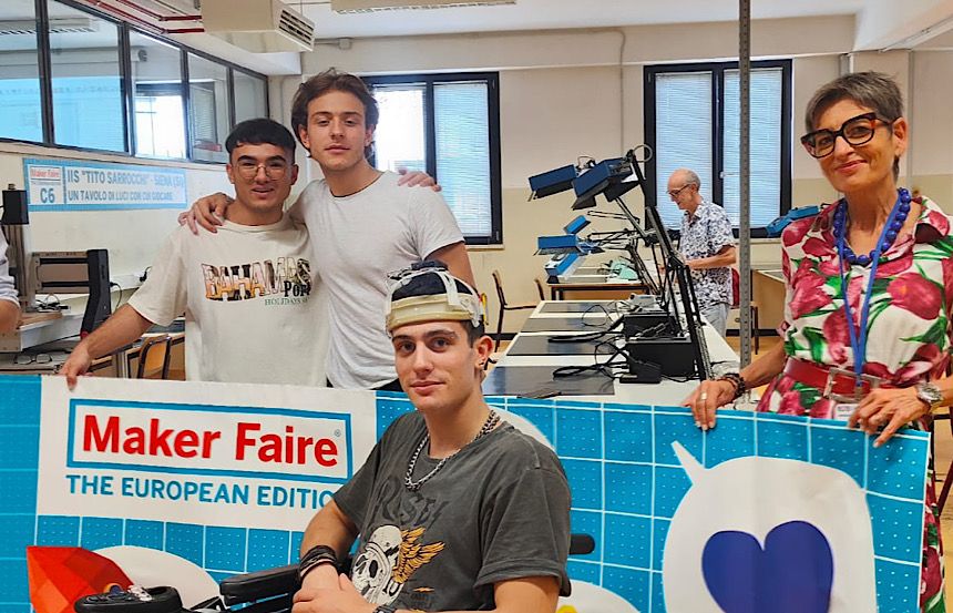 Il Sarrocchi espone una sedia a rotelle robotica al 'maker faire Rome 2023'