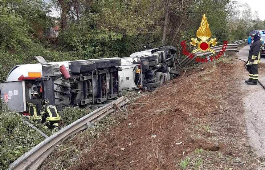 Incidente sulla SR 429: un camion cisterna di gpl è uscito di strada