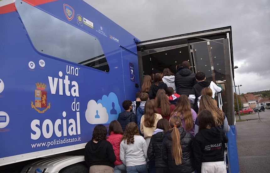 'Una vita da Social' fa tappa nelle scuole a Colle di Val d'Elsa: gli agenti della Questura di Siena incontrano gli alunni