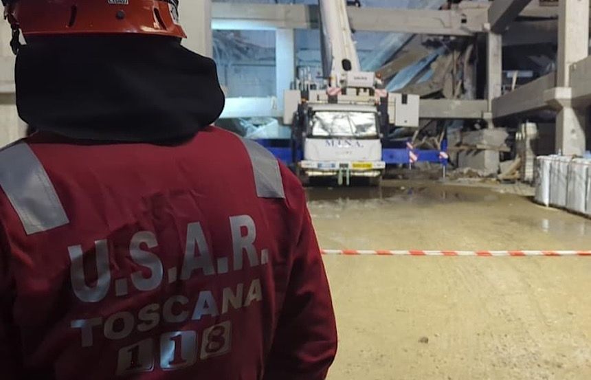 Crollo cantiere, bandiera a mezz’asta a Palazzo Pubblico a Siena